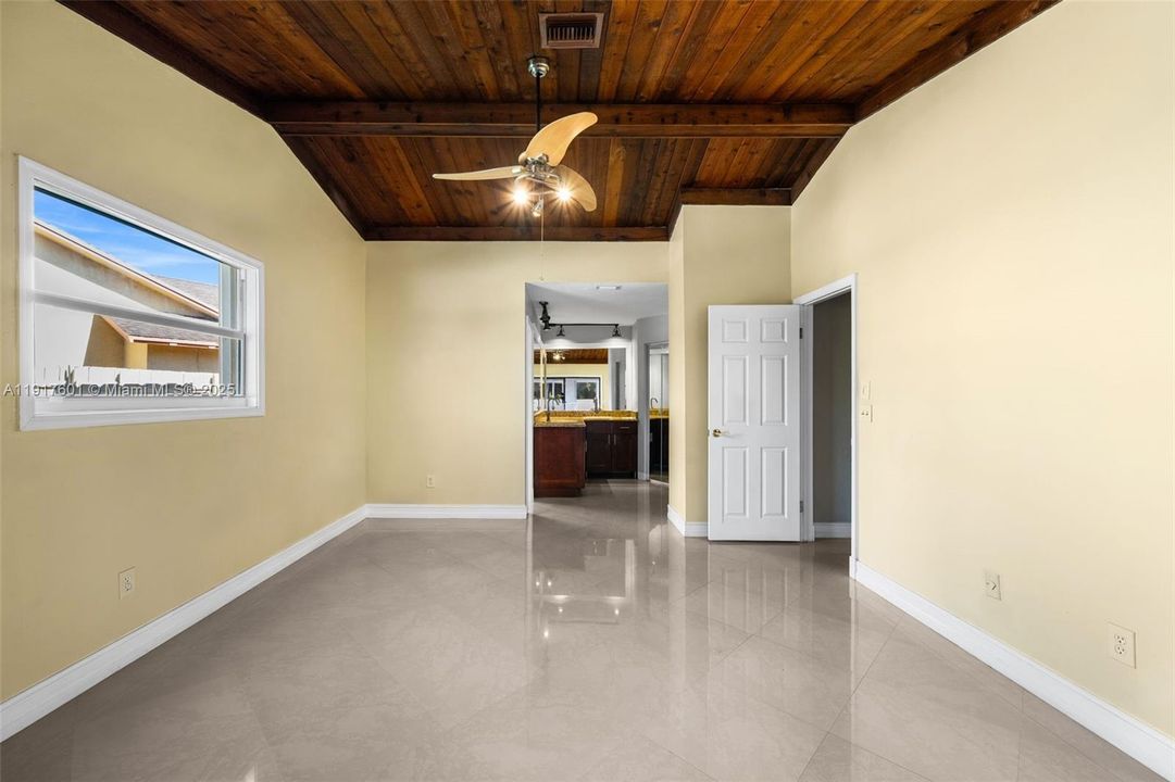 待售: $710,000 (4 贝兹, 2 浴室, 1865 平方英尺)