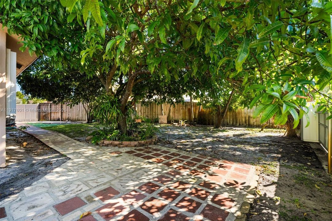 待售: $710,000 (4 贝兹, 2 浴室, 1865 平方英尺)