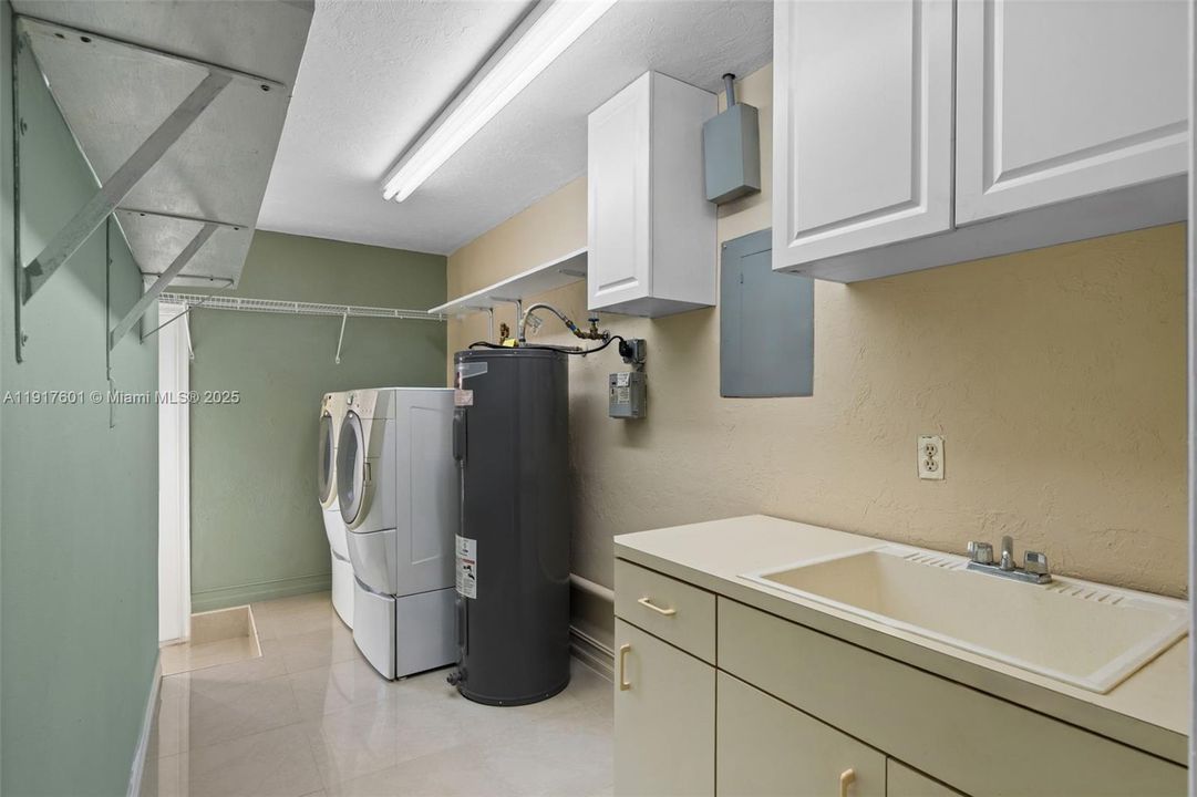 待售: $710,000 (4 贝兹, 2 浴室, 1865 平方英尺)