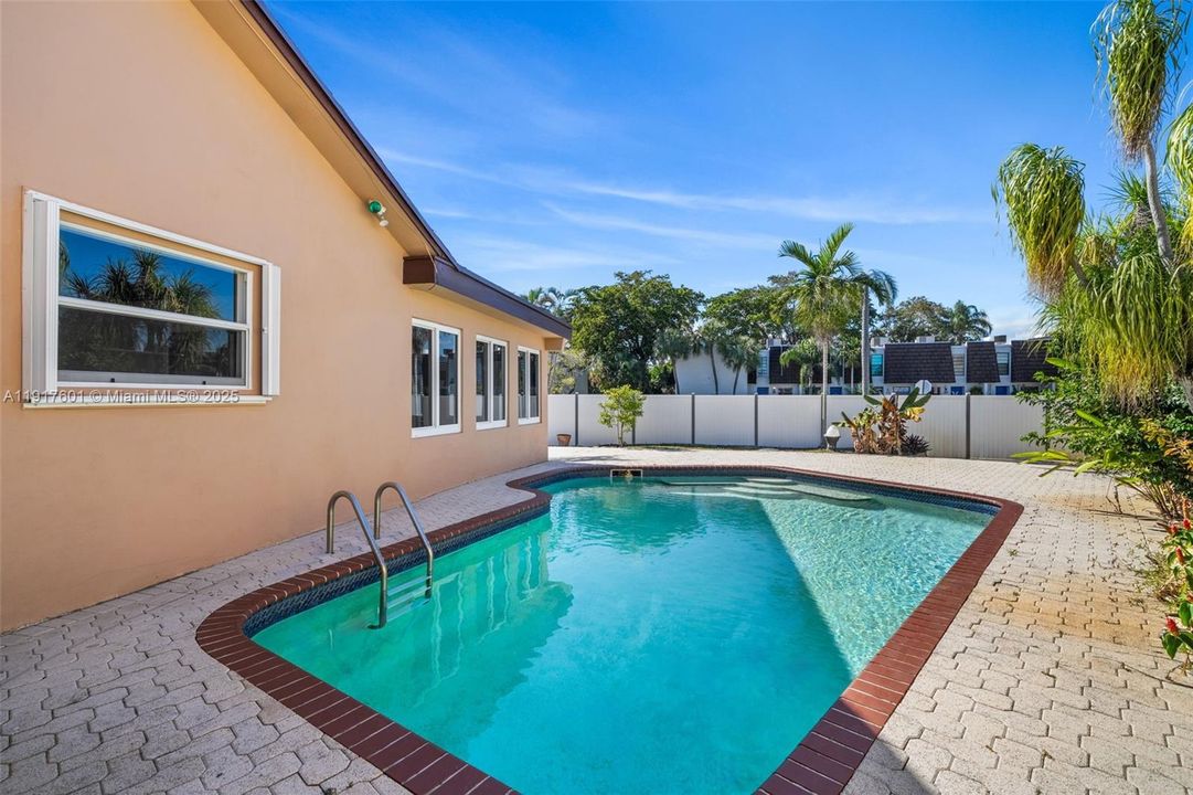 待售: $710,000 (4 贝兹, 2 浴室, 1865 平方英尺)