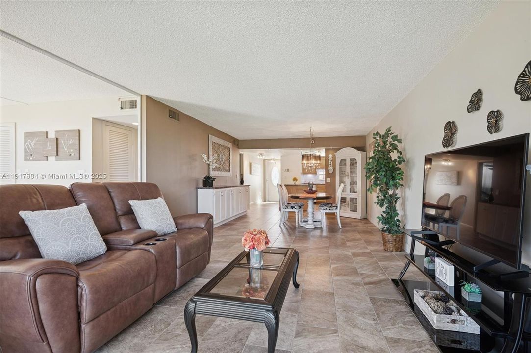 待售: $229,000 (2 贝兹, 2 浴室, 1170 平方英尺)