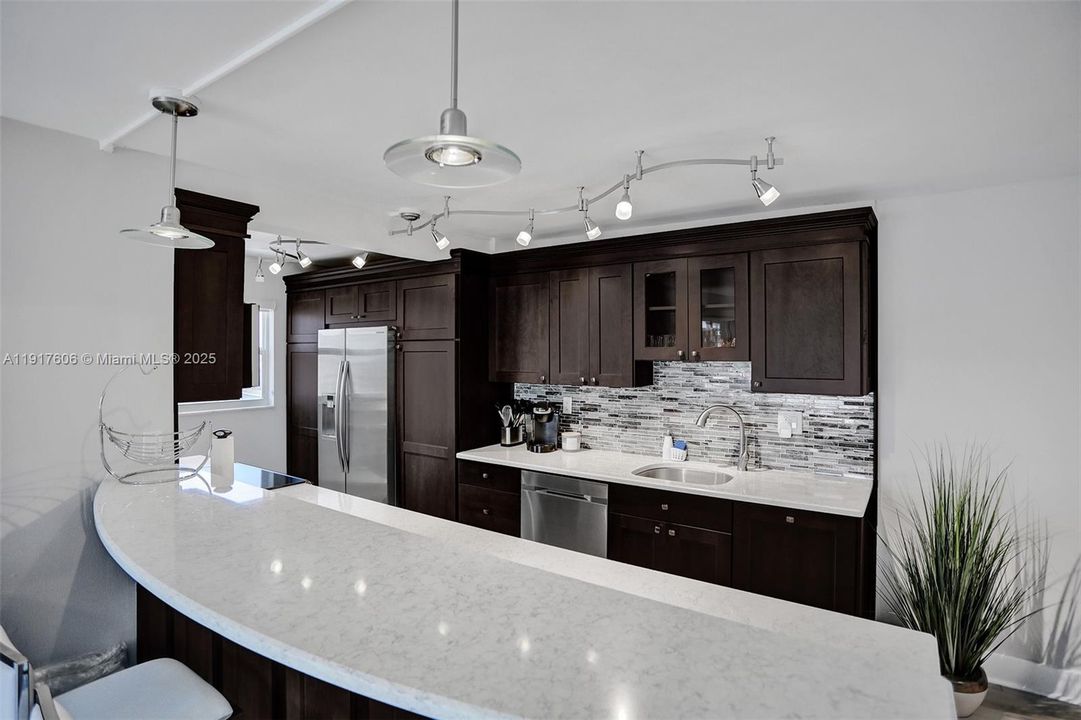 待售: $820,000 (2 贝兹, 2 浴室, 1350 平方英尺)