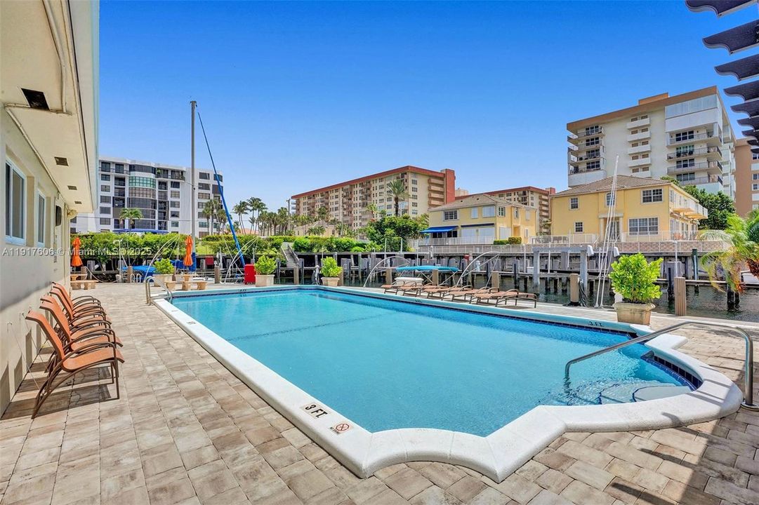 待售: $820,000 (2 贝兹, 2 浴室, 1350 平方英尺)