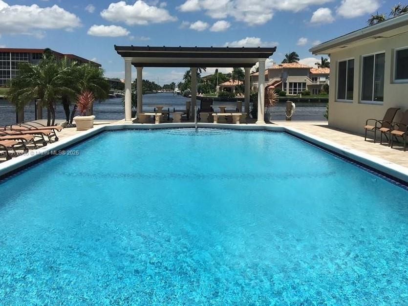 待售: $820,000 (2 贝兹, 2 浴室, 1350 平方英尺)