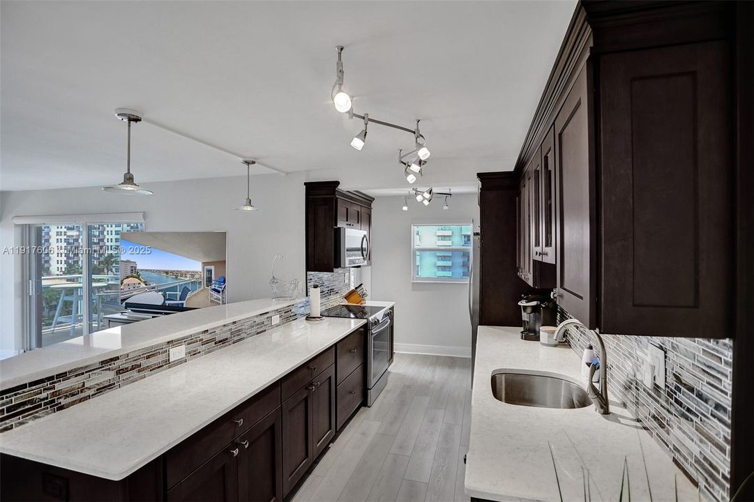 待售: $820,000 (2 贝兹, 2 浴室, 1350 平方英尺)