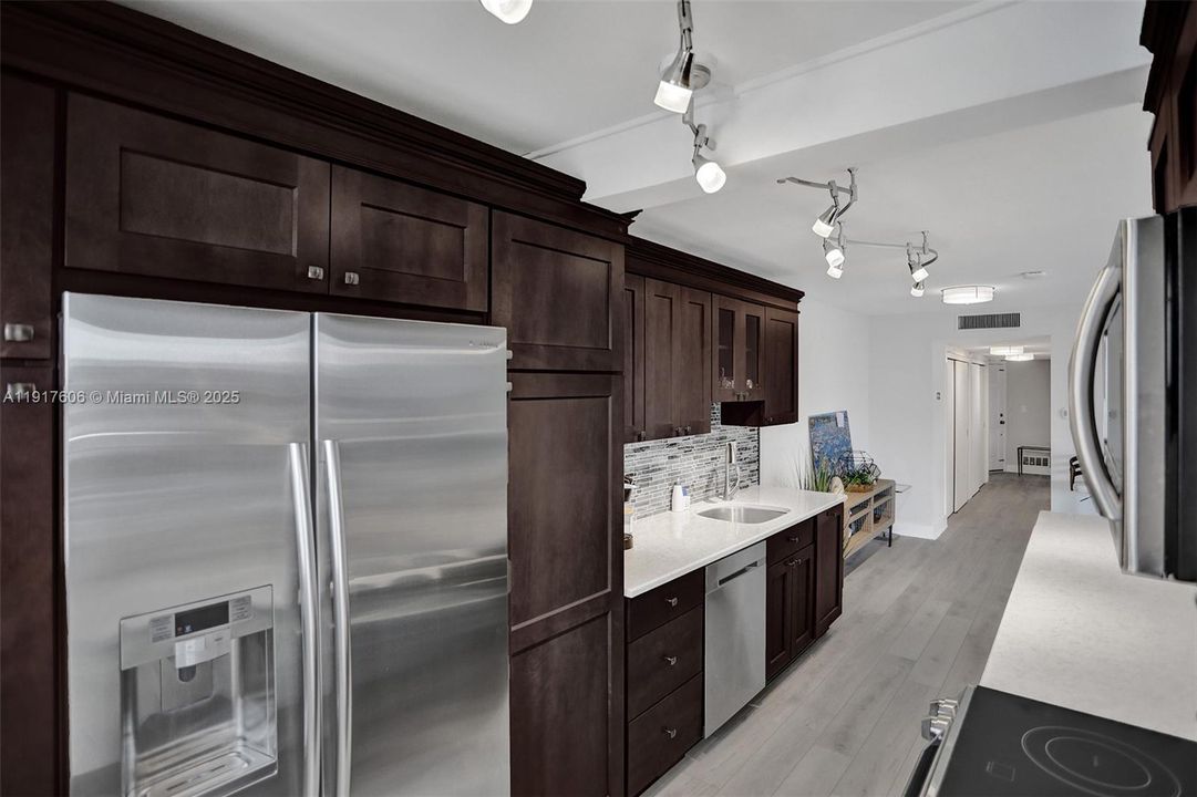 待售: $820,000 (2 贝兹, 2 浴室, 1350 平方英尺)