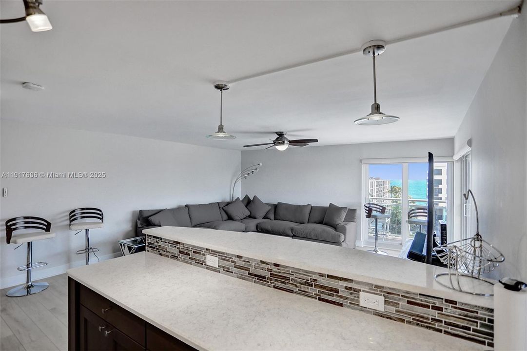 待售: $820,000 (2 贝兹, 2 浴室, 1350 平方英尺)