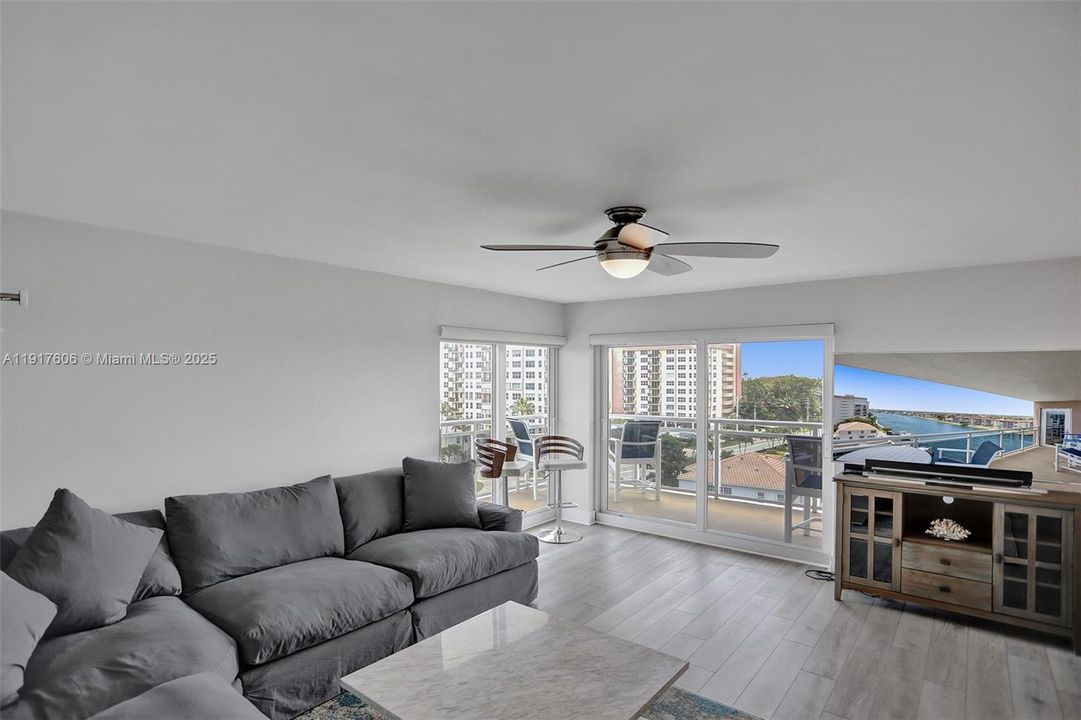 待售: $820,000 (2 贝兹, 2 浴室, 1350 平方英尺)