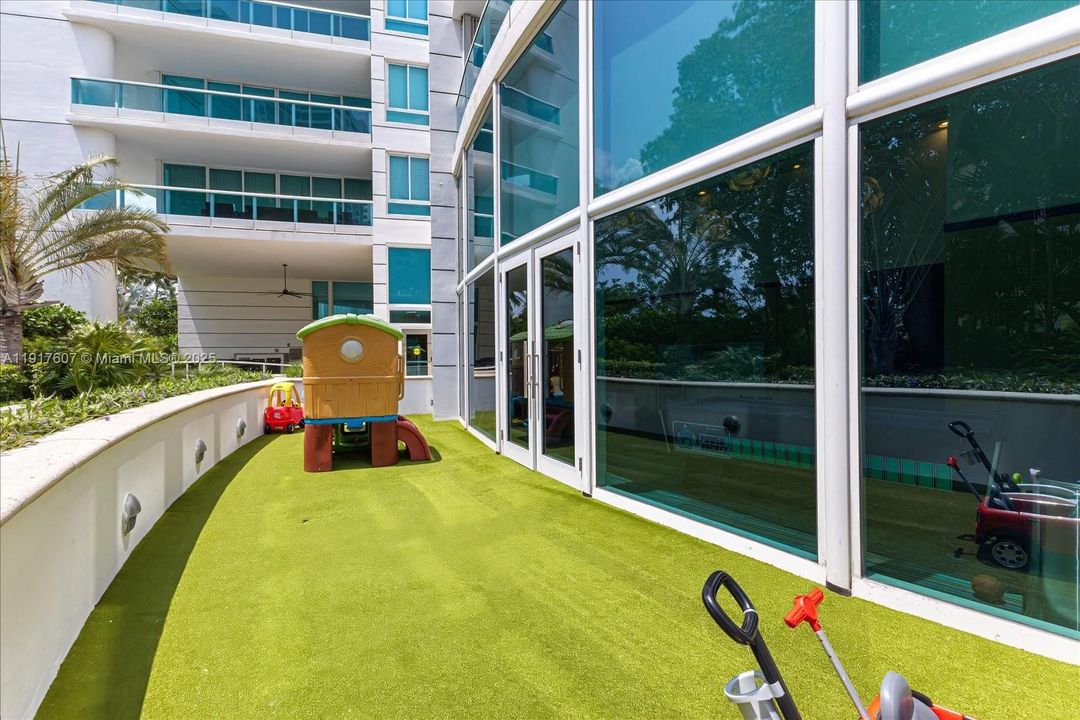 На продажу: $1,150,000 (2 спален, 2 ванн, 1210 Квадратных фут)