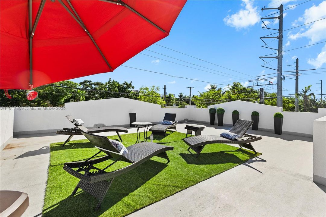 Rooftop Patio of 1,000 sq ft for each unit in the duplex. Atual furniture on 305 nw 58th side of roof