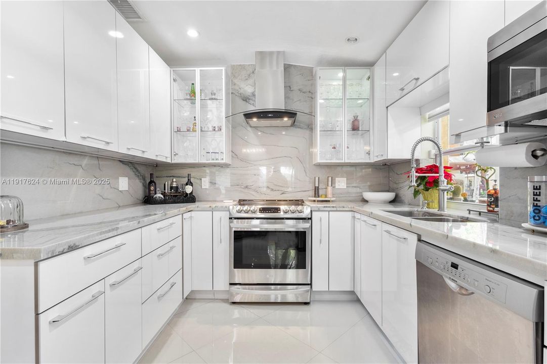 待售: $750,000 (5 贝兹, 3 浴室, 2564 平方英尺)