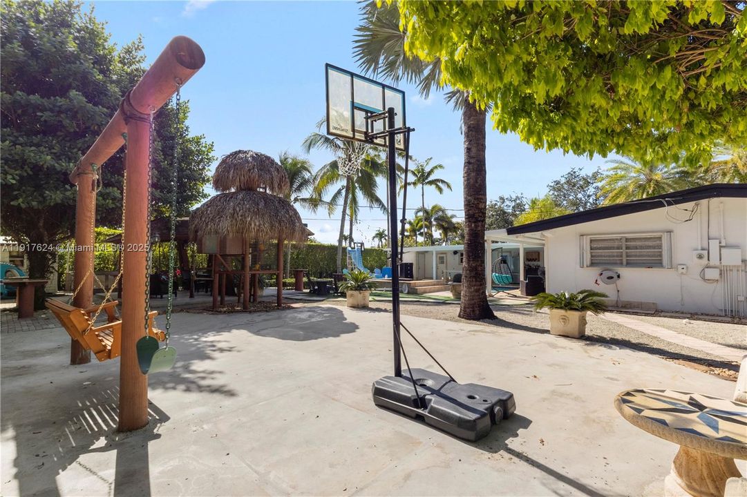 待售: $750,000 (5 贝兹, 3 浴室, 2564 平方英尺)