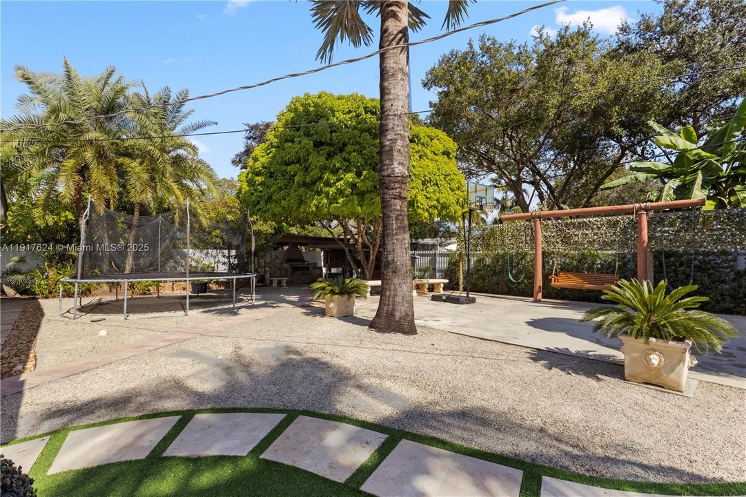 待售: $750,000 (5 贝兹, 3 浴室, 2564 平方英尺)