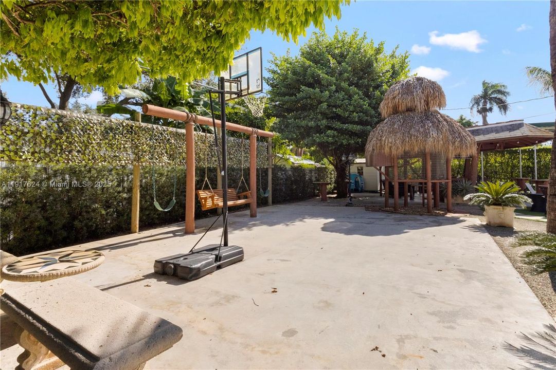 待售: $750,000 (5 贝兹, 3 浴室, 2564 平方英尺)