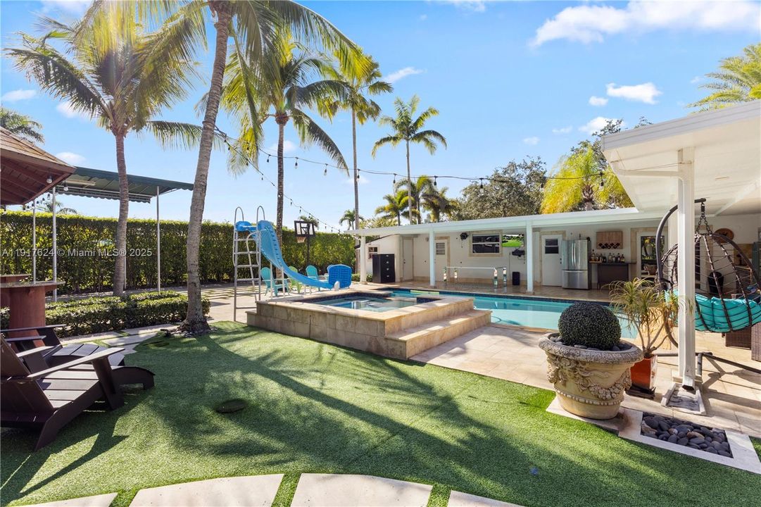 待售: $750,000 (5 贝兹, 3 浴室, 2564 平方英尺)