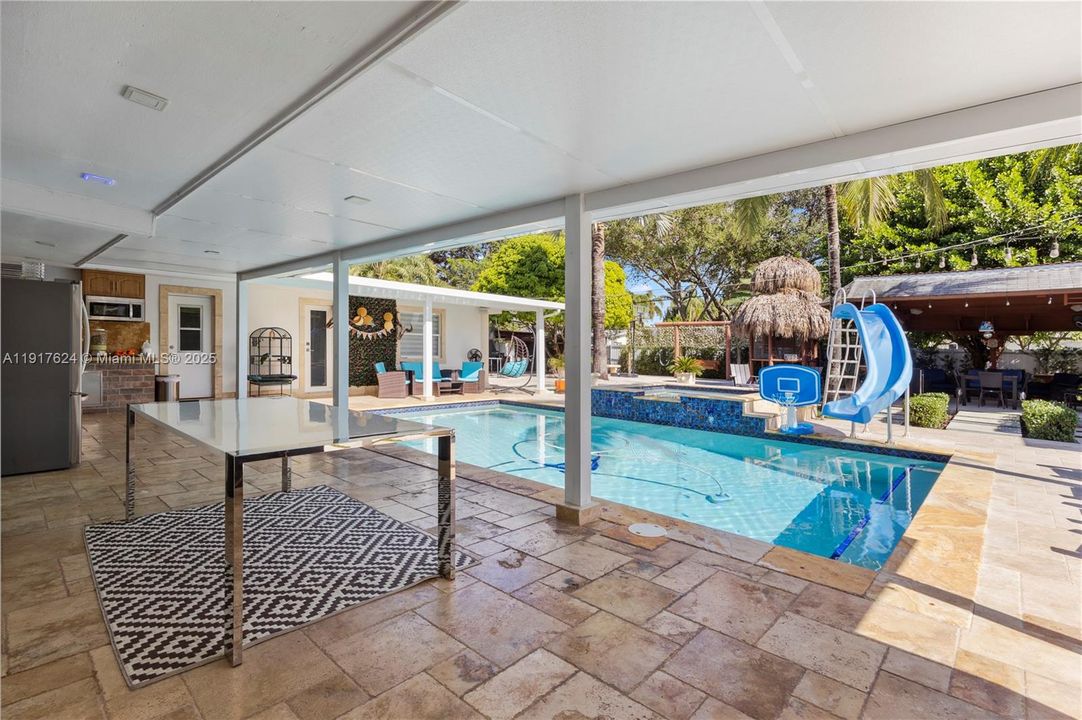 待售: $750,000 (5 贝兹, 3 浴室, 2564 平方英尺)