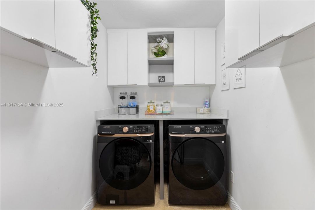 待售: $750,000 (5 贝兹, 3 浴室, 2564 平方英尺)