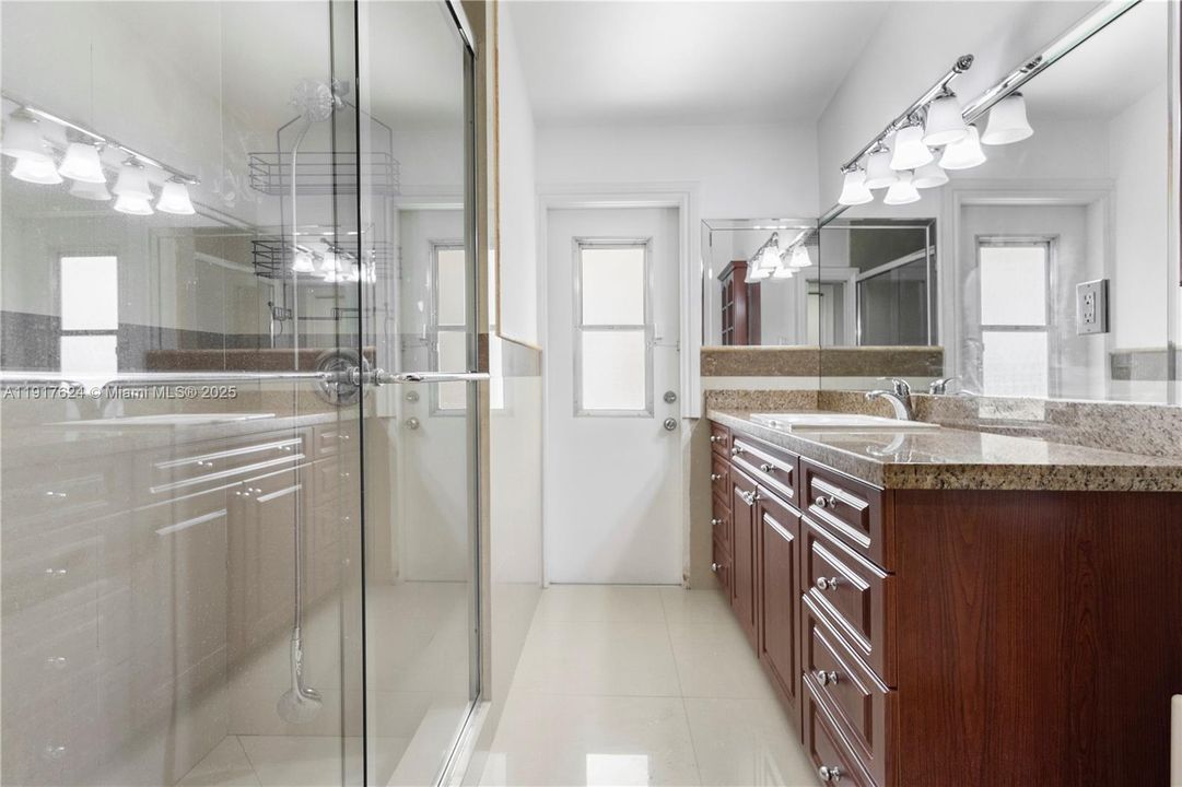 待售: $750,000 (5 贝兹, 3 浴室, 2564 平方英尺)