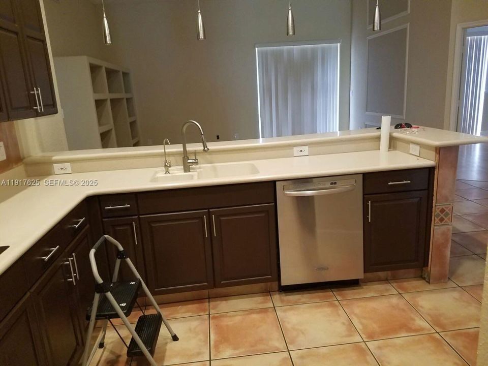 В аренду: $5,500 (4 спален, 2 ванн, 2011 Квадратных фут)