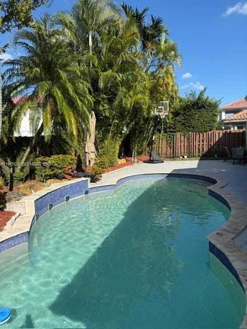 В аренду: $5,500 (4 спален, 2 ванн, 2011 Квадратных фут)