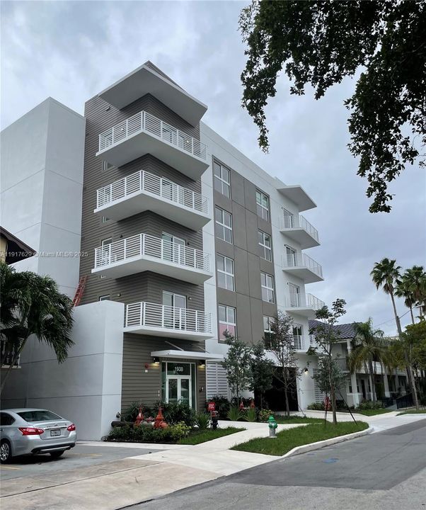 For Sale: $345,000 (1 beds, 1 baths, 677 Square Feet)