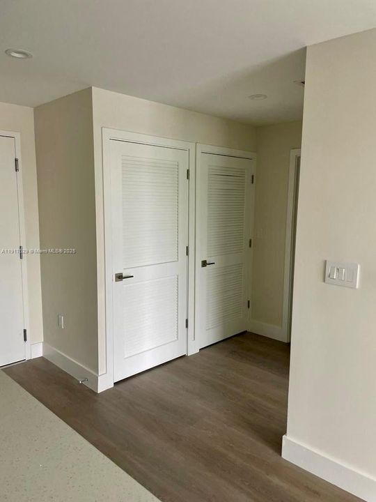 For Sale: $345,000 (1 beds, 1 baths, 677 Square Feet)