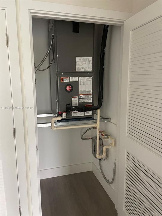 For Sale: $345,000 (1 beds, 1 baths, 677 Square Feet)