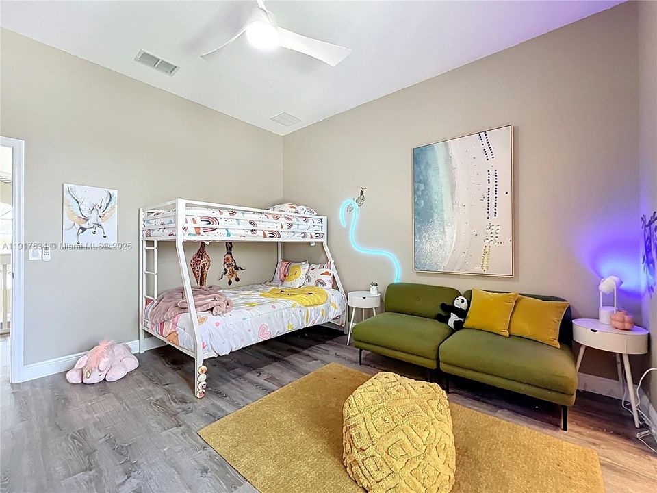 В аренду: $4,200 (5 спален, 3 ванн, 2804 Квадратных фут)