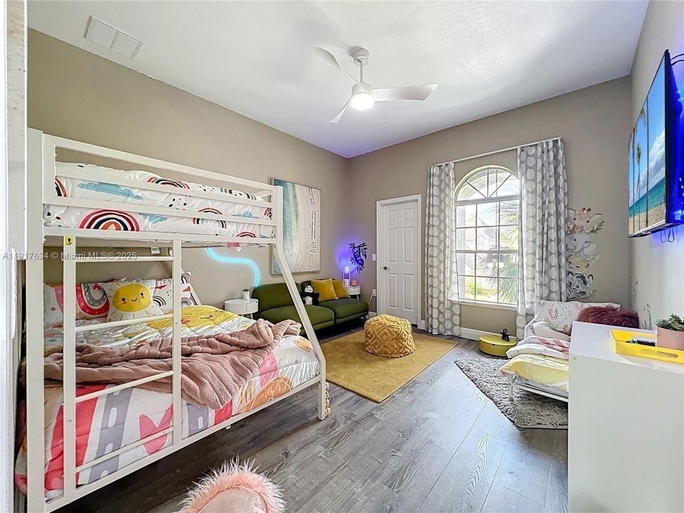 В аренду: $4,200 (5 спален, 3 ванн, 2804 Квадратных фут)