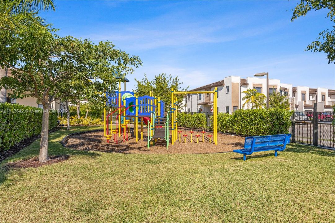 出租: $4,750 (3 贝兹, 2 浴室, 2385 平方英尺)