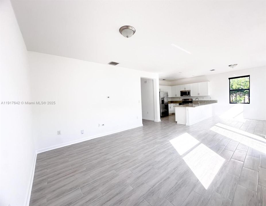 出租: $4,750 (3 贝兹, 2 浴室, 2385 平方英尺)