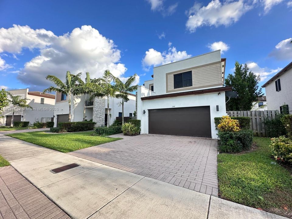 出租: $4,750 (3 贝兹, 2 浴室, 2385 平方英尺)