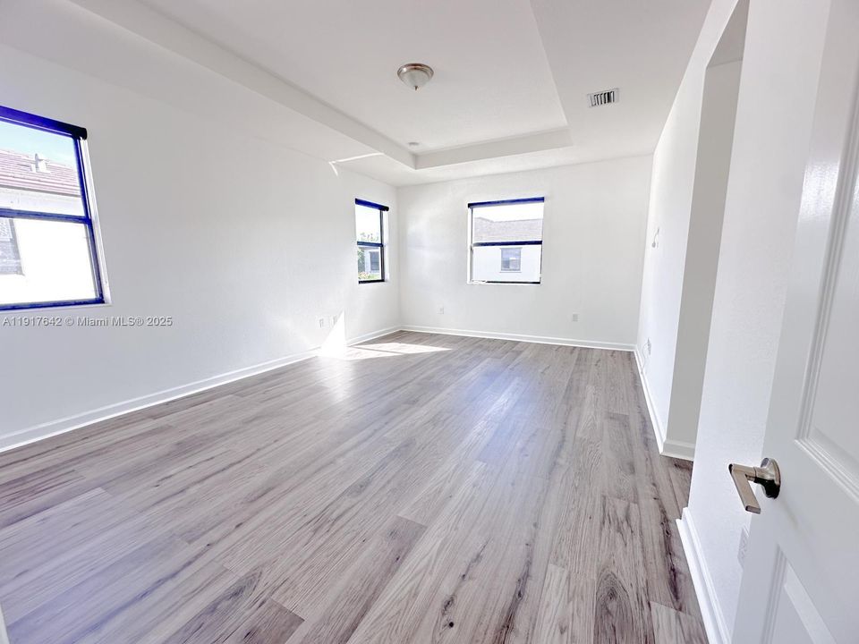 出租: $4,750 (3 贝兹, 2 浴室, 2385 平方英尺)