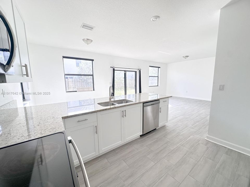 出租: $4,750 (3 贝兹, 2 浴室, 2385 平方英尺)