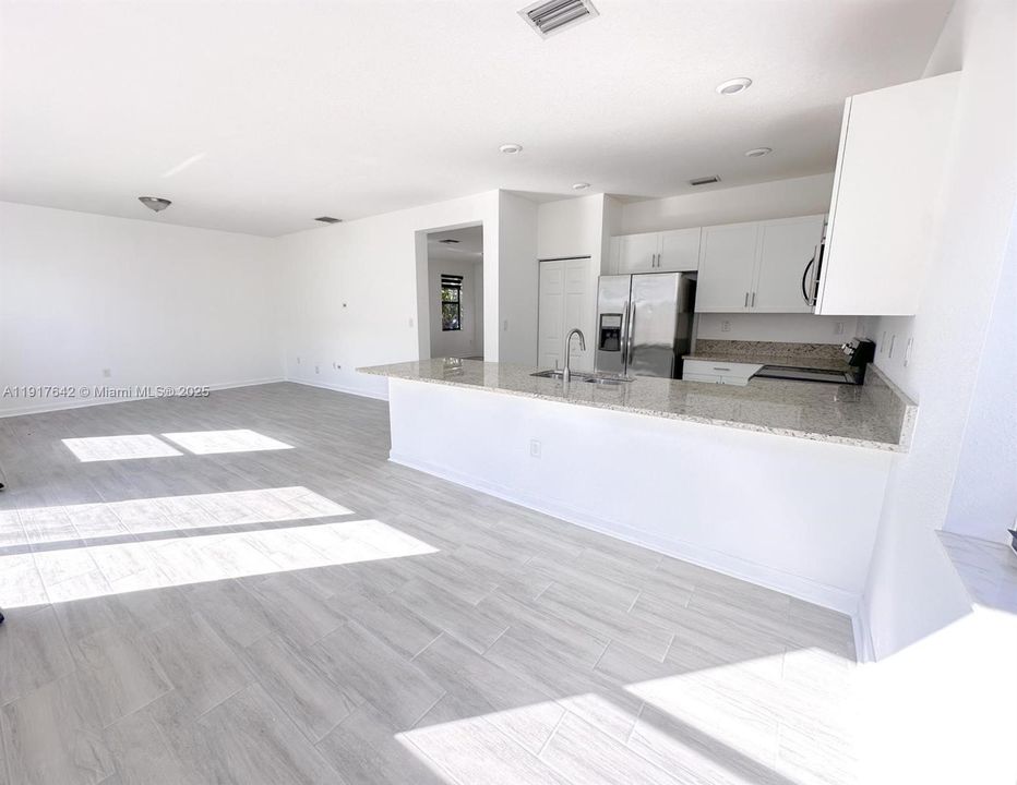 出租: $4,750 (3 贝兹, 2 浴室, 2385 平方英尺)