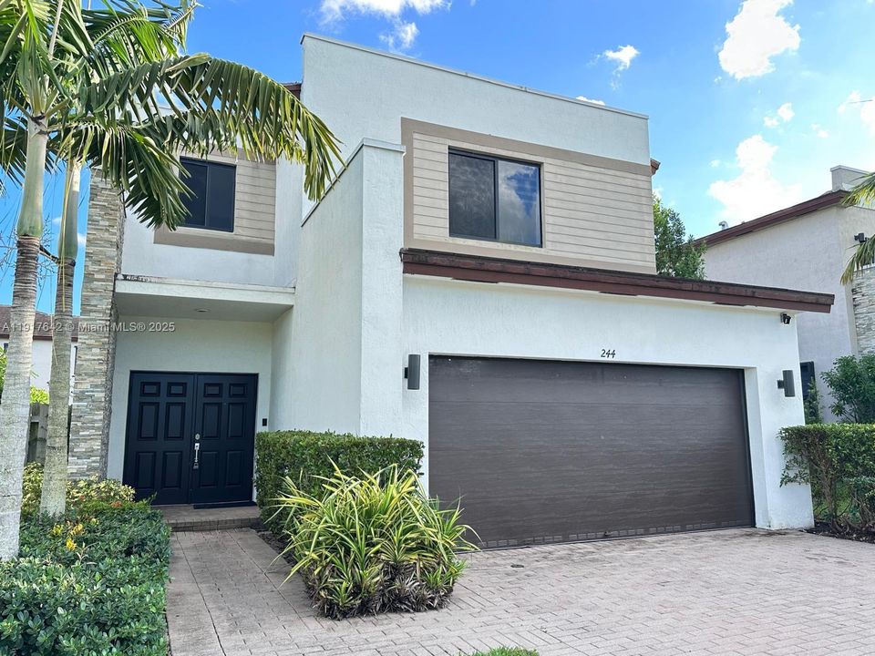 出租: $4,750 (3 贝兹, 2 浴室, 2385 平方英尺)