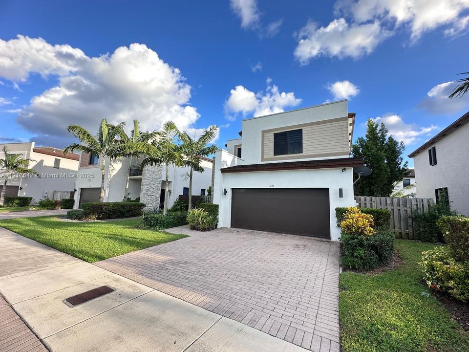 出租: $4,750 (3 贝兹, 2 浴室, 2385 平方英尺)