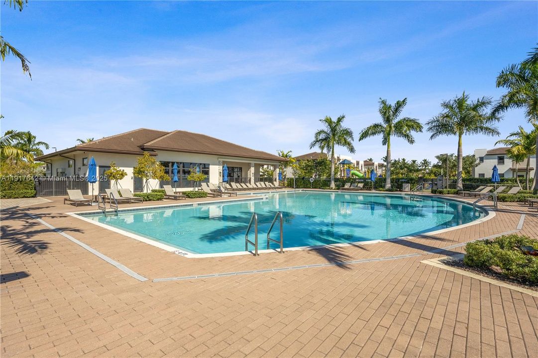 出租: $4,750 (3 贝兹, 2 浴室, 2385 平方英尺)