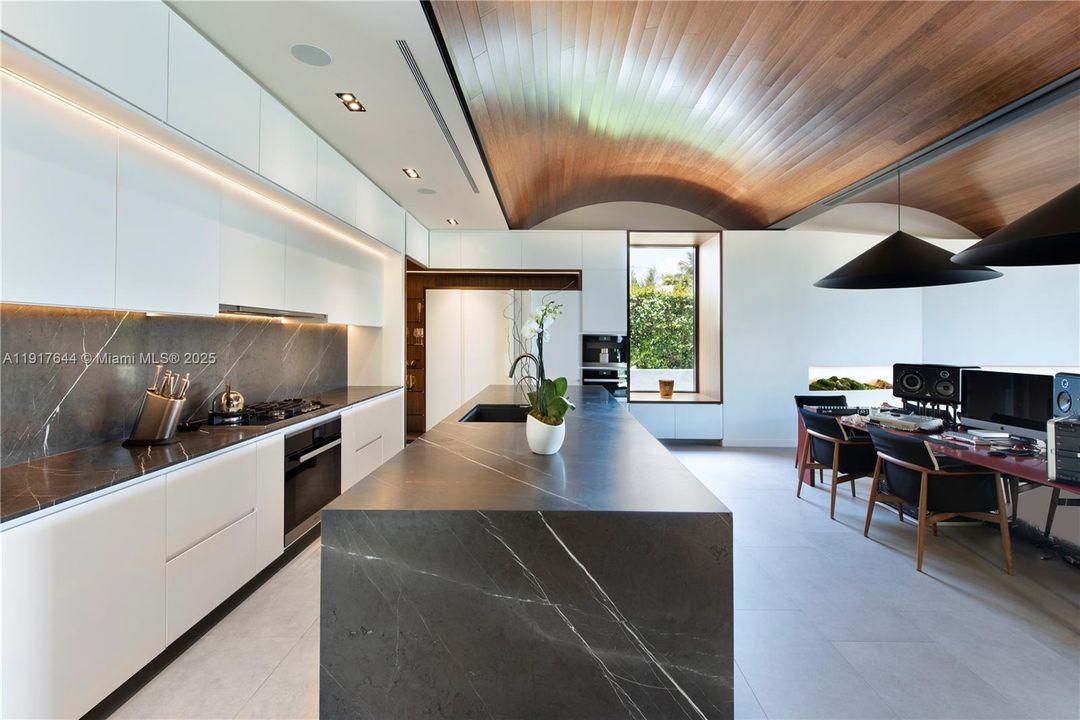 For Sale: $6,350,000 (3 beds, 3 baths, 2922 Square Feet)