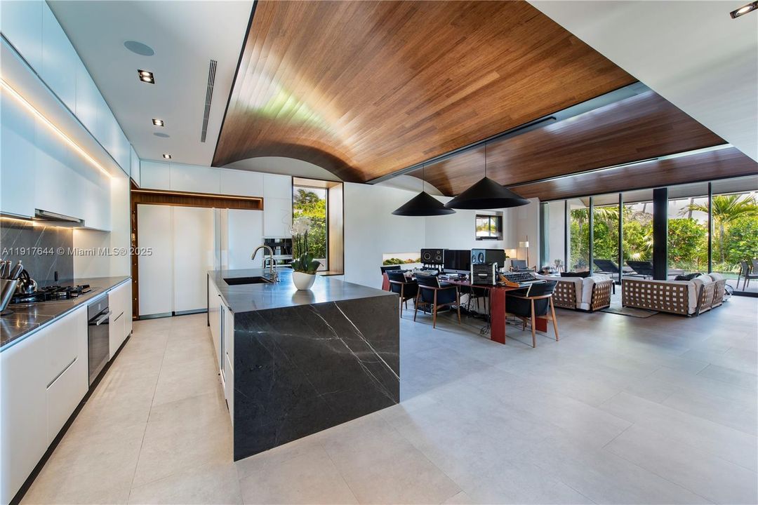 For Sale: $6,350,000 (3 beds, 3 baths, 2922 Square Feet)