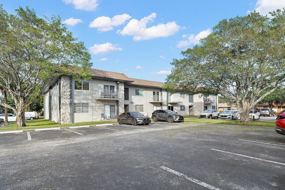 合同活跃: $1,900 (1 贝兹, 1 浴室, 775 平方英尺)