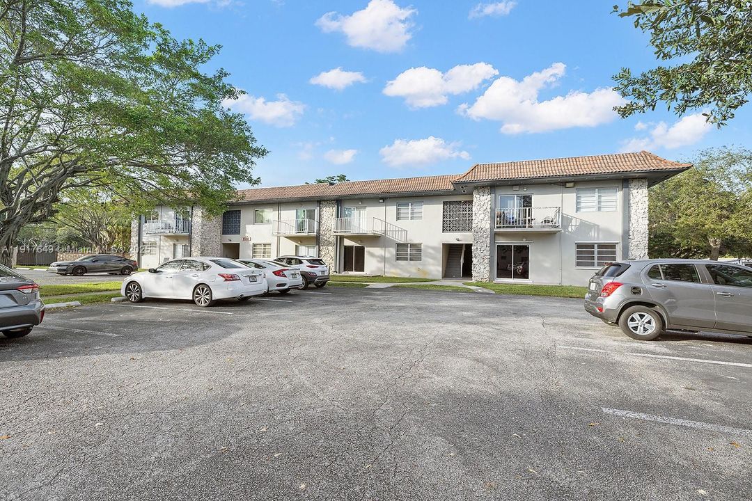 合同活跃: $1,900 (1 贝兹, 1 浴室, 775 平方英尺)