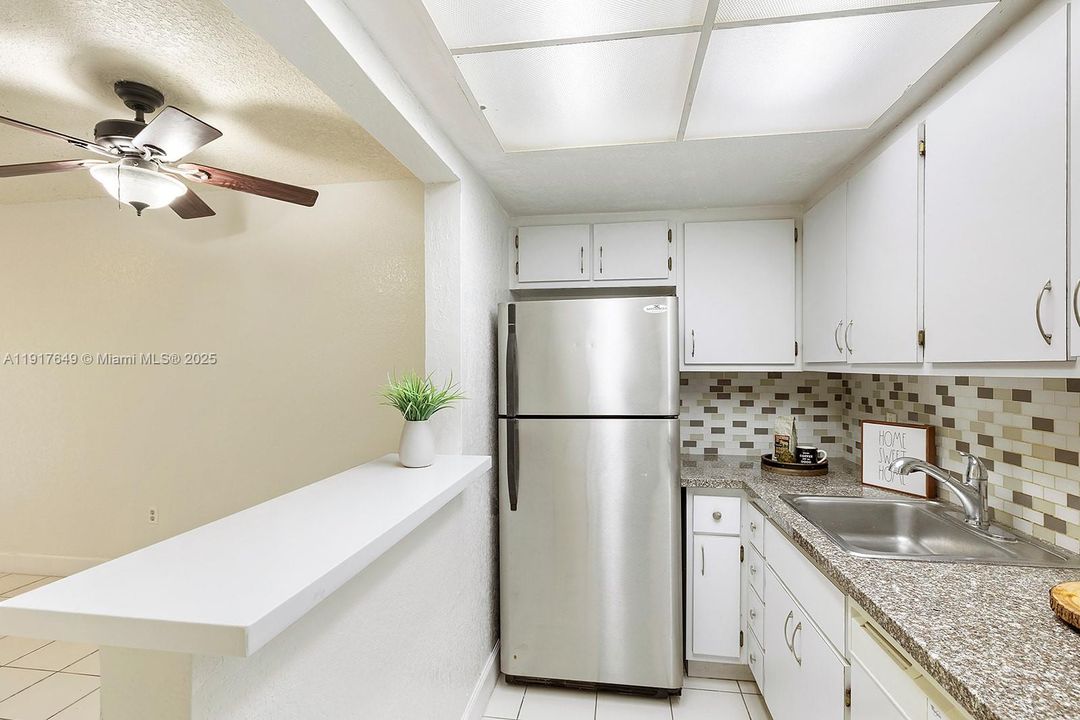 合同活跃: $1,900 (1 贝兹, 1 浴室, 775 平方英尺)