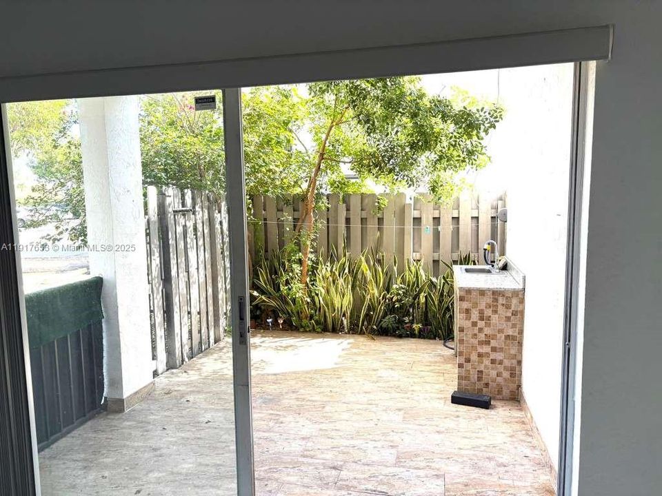 For Sale: $379,000 (2 beds, 2 baths, 970 Square Feet)