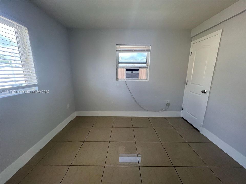 合同活跃: $1,475 (1 贝兹, 1 浴室, 11052 平方英尺)