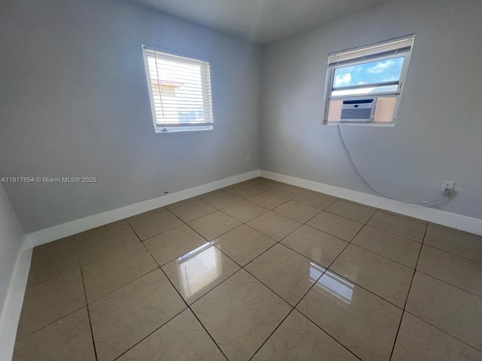 合同活跃: $1,475 (1 贝兹, 1 浴室, 11052 平方英尺)