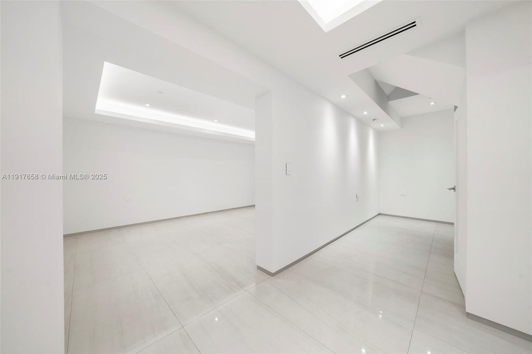 For Sale: $2,650,000 (3 beds, 4 baths, 3104 Square Feet)