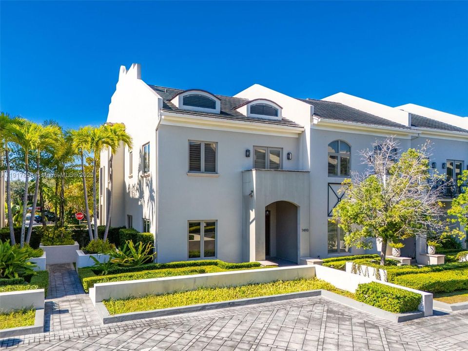 For Sale: $2,650,000 (3 beds, 4 baths, 3104 Square Feet)