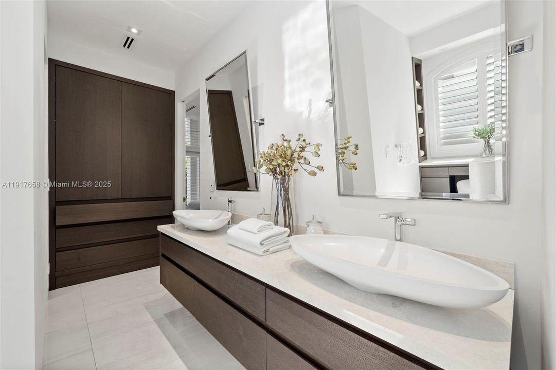 For Sale: $2,650,000 (3 beds, 4 baths, 3104 Square Feet)