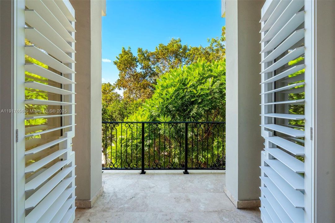 For Sale: $2,650,000 (3 beds, 4 baths, 3104 Square Feet)